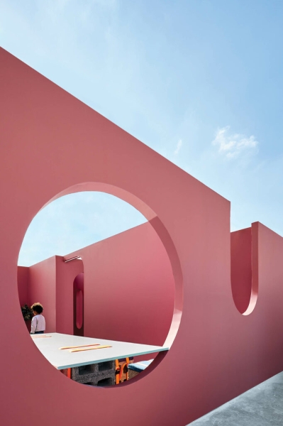 The Reward For Navigating This Pink Maze in Dubai? Coffee!